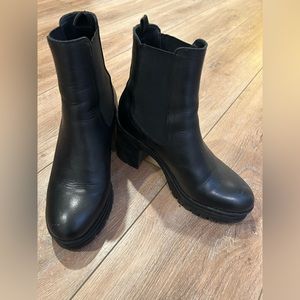 Sister X Seour Black boots Size 7 great condition.